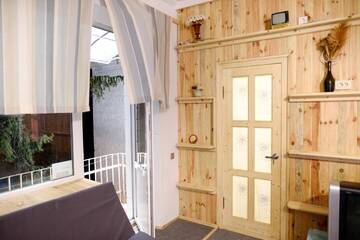 Фото номера Семейный люкс с балконом Хостелы Baron Munchausen Guest House г. Каменец-Подольский 9