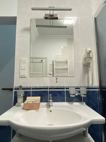 Фото номера Двухместный номер Делюкс с 1 кроватью и душем Гостевой дом “Luxury House“in Old Town г. Каменец-Подольский 2