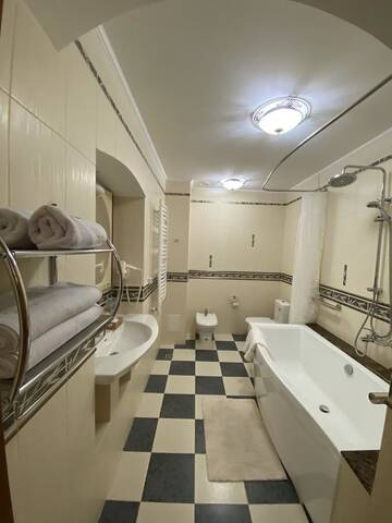 Фото номера Семейный номер Делюкс Гостевой дом “Luxury House“in Old Town г. Каменец-Подольский 3