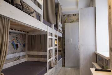 Фото номера Односпальная кровать в общем номере с 4 кроватями Хостелы Art house Hostel г. Каменец-Подольский 12