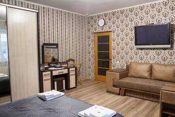 Фото номера Четырехместный номер с общей ванной комнатой Хостелы Art house Hostel г. Каменец-Подольский 6